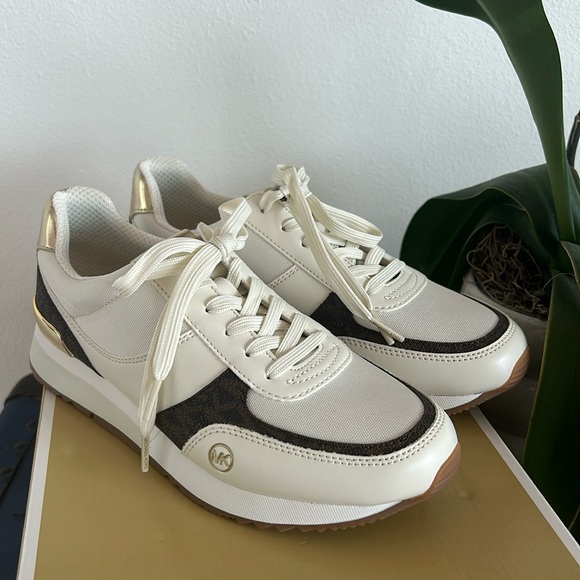 Michael Kors Andi Trainer - Picture 2 of 10